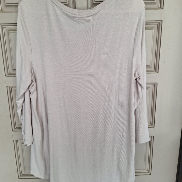 JM Collection Flowy Long Sleeve Tee SzM Cream Hip Length Round Neck Soft Knit - Picture 3 of 6